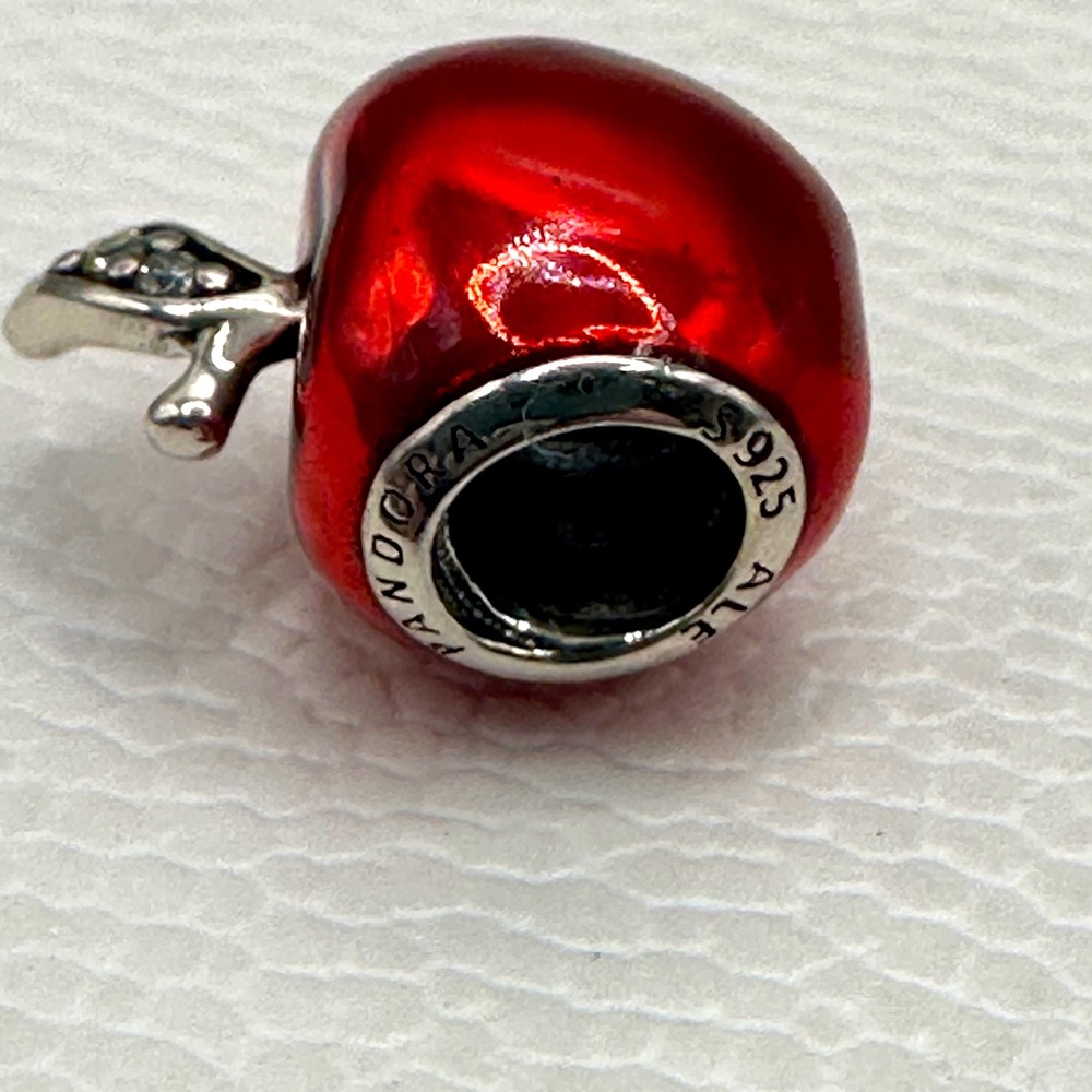 Pandora Disney “Snow White’s Poisin Apple! New!!! Never Used! - Picture 4 of 8